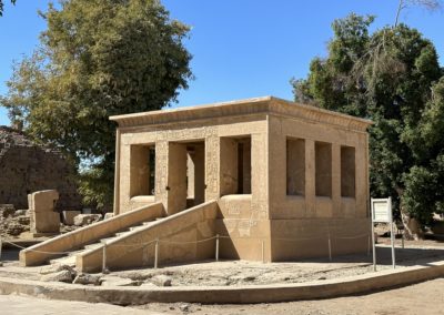 La capilla blanca de Senuseret I en el museo al aire libre del templo de Karnak