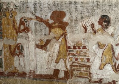 Un sacerdote portando un papiro donde lee "apertura de la boca", ritual que se está llevando a cabo frente a él (tumba de Khonsu)